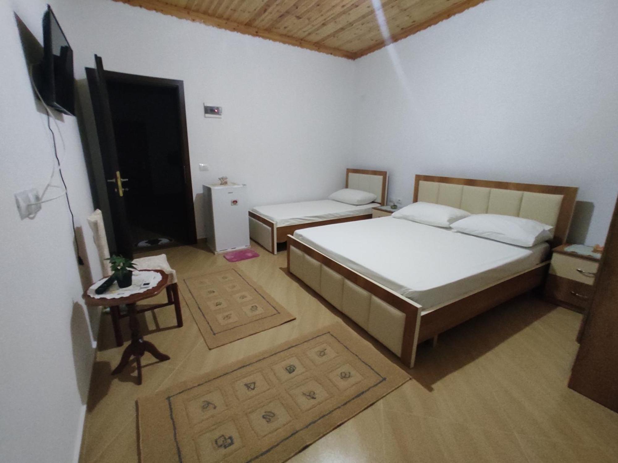 Dino Guest House Gjirokastër Esterno foto