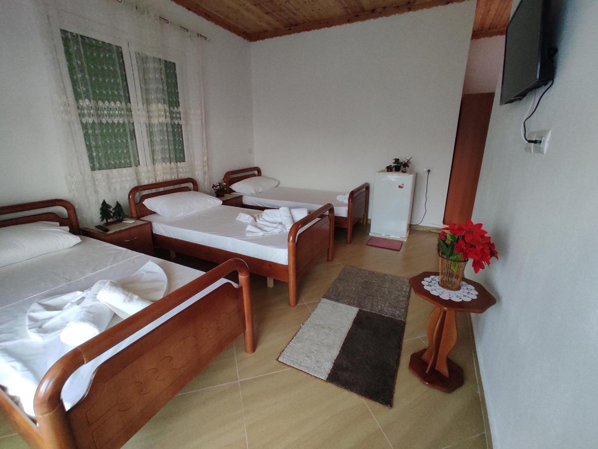Dino Guest House Gjirokastër Esterno foto