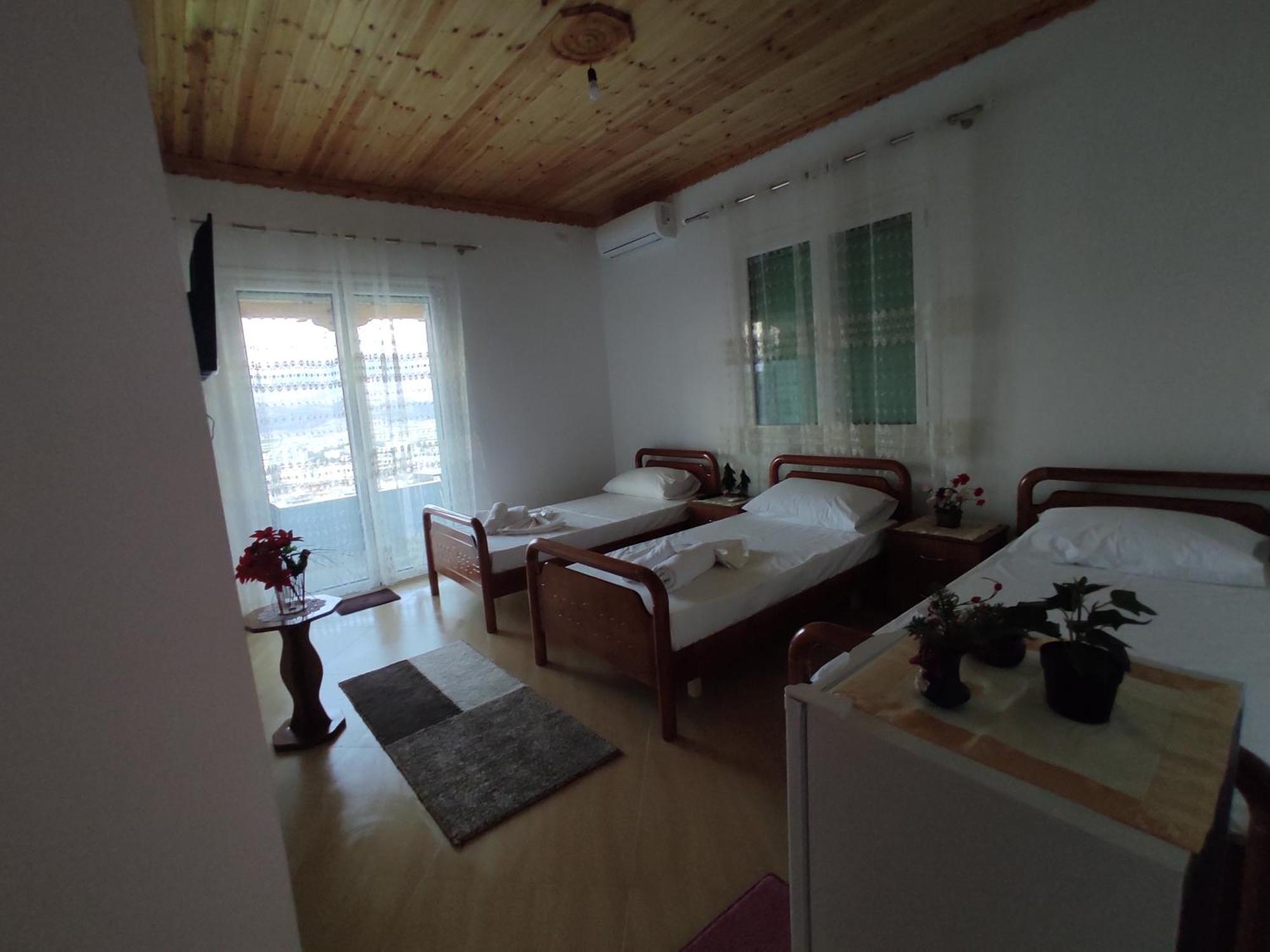 Dino Guest House Gjirokastër Esterno foto
