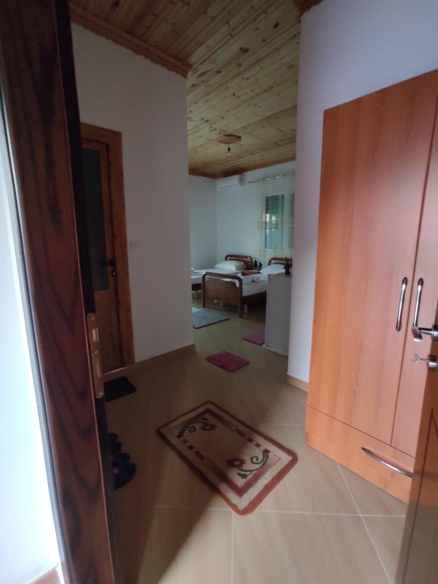 Dino Guest House Gjirokastër Esterno foto
